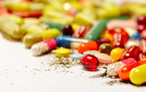 Diverse kleurrijke pillen tegen de witte achtergrond — Stockfoto