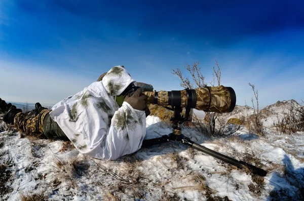 Wildlife photographer outdoor in winter — Stock Photo, Image