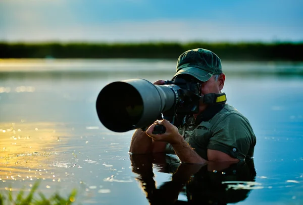 Wildlife fotograaf buiten in actie — Stockfoto