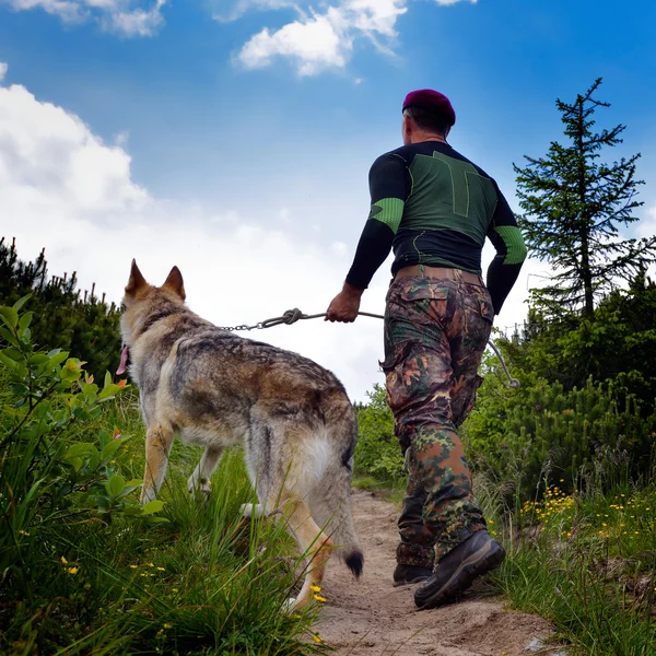 Junger Mann mit tschechischem Wolfshund — Stockfoto