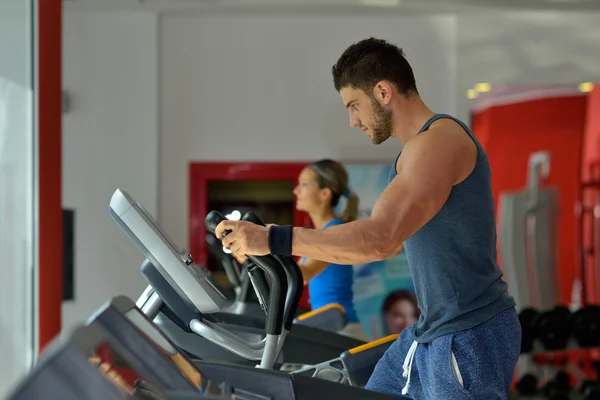 Young people exercising in the gym — Stock Photo, Image