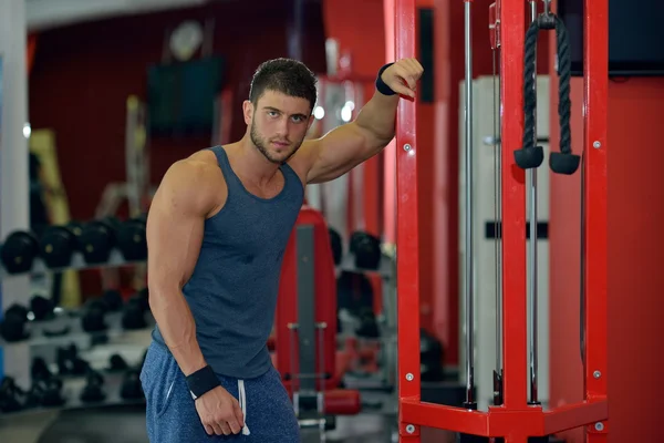 Young handsome man exercising in the gym — Stock Photo, Image