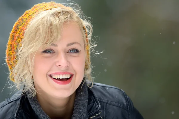 Mooie vrouw portret buiten in de winter — Stockfoto