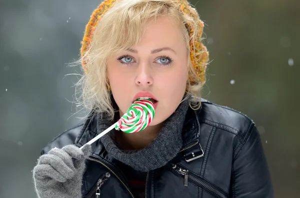 Jolie femme manger sucette en plein air — Photo