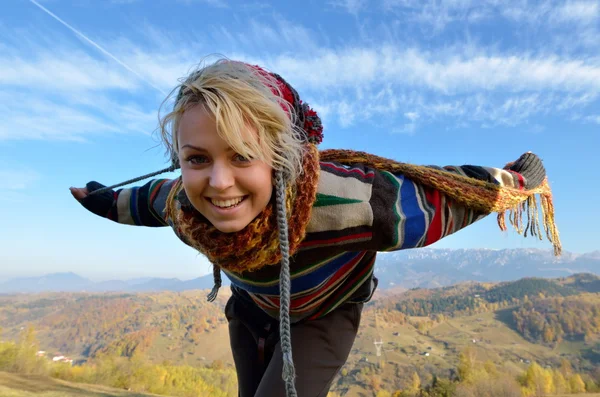 Joven mujer sonriente al aire libre en otoño —  Fotos de Stock