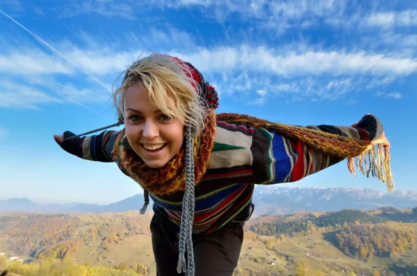 Junge lächelnde Frau im Herbst draußen — Stockfoto