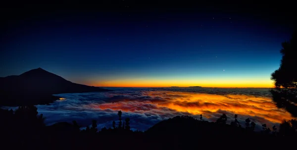 Pueblo de montaña bajo densas nubes por la noche en Tenerife, Canarias — Foto de Stock