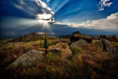 Romanya 'nın Dobrogea kentinde güzel gökyüzü olan dağ manzarası