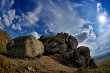 Romanya 'nın Dobrogea kentinde güzel gökyüzü olan dağ manzarası