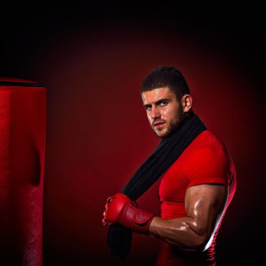 genç adam boks torbası tarafından ayakta