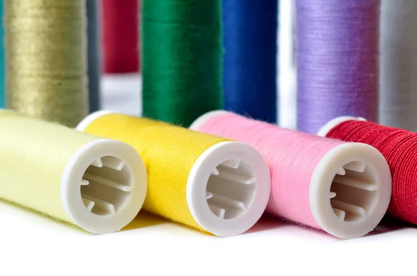 Hilos de costura coloridos — Foto de Stock