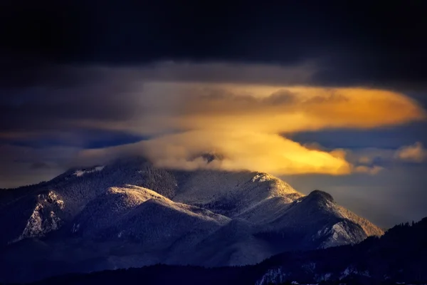 Paisaje de montaña al amanecer — Foto de Stock