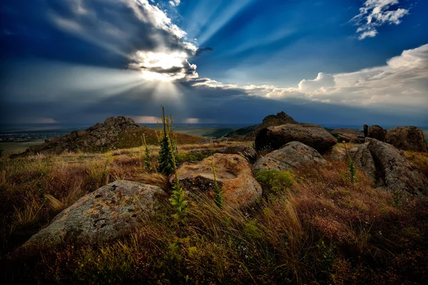 Paesaggio montano con bel cielo in Dobrogea, Romania — Foto Stock