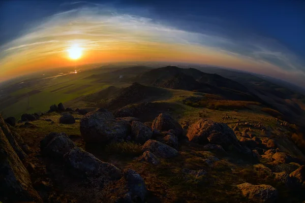 Landskap vid solnedgången på sommaren, Dobrogea, Rumänien (vidvinkel) — Stockfoto