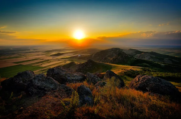 Landschap bij zonsondergang/zonsopgang in de zomer — Stockfoto