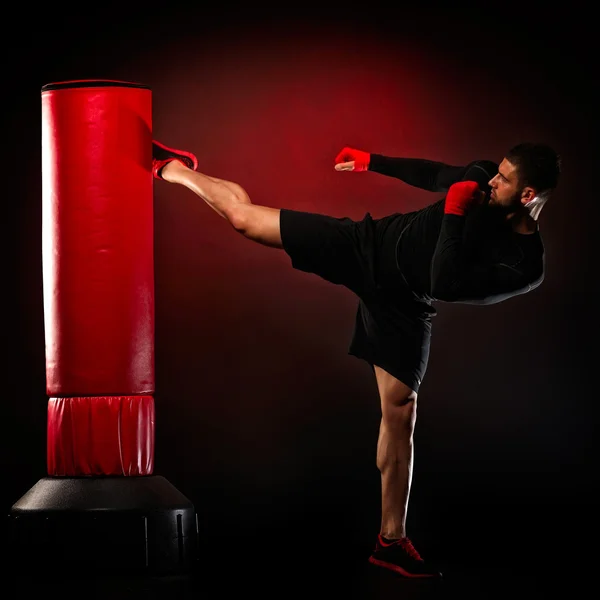 Fiatal férfi gyakorló boksz zsák — Stock Fotó