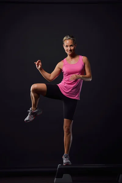 Mladá žena cvičení v tělocvičně — Stock fotografie