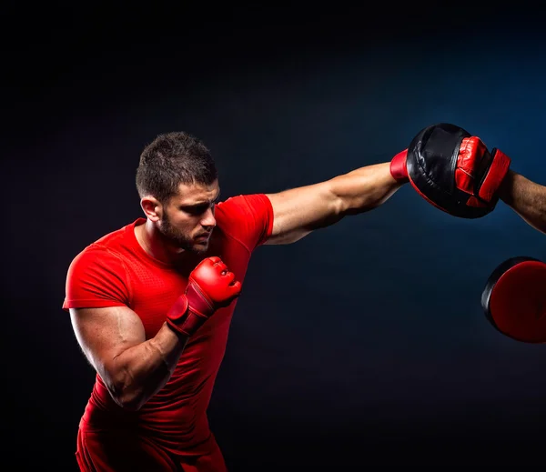 Persoonlijke trainer man coach en man uitoefening van boksen in de sportschool — Stockfoto
