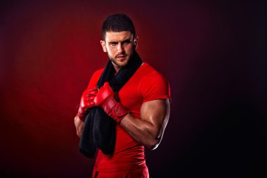 Genç adam ayakta duruyor.