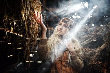 Güzel kadın saman rahatlatıcı 