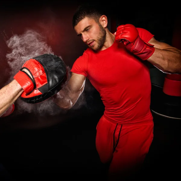 Entraîneur personnel homme entraîneur et homme exerçant la boxe — Photo