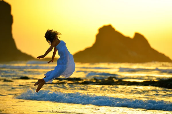 Jovem mulher na praia no verão pôr do sol luz — Fotografia de Stock