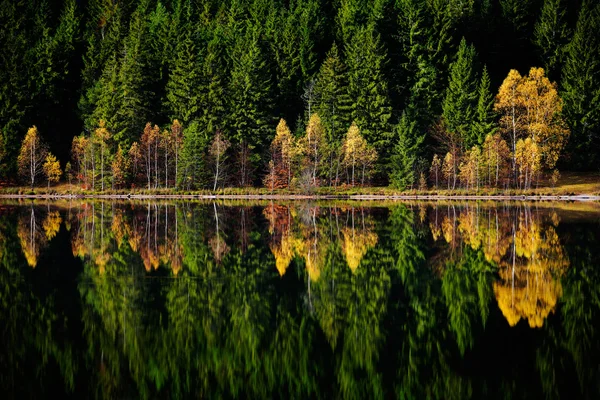 Höstlandskap och dess reflexion i fjällsjö — Stockfoto