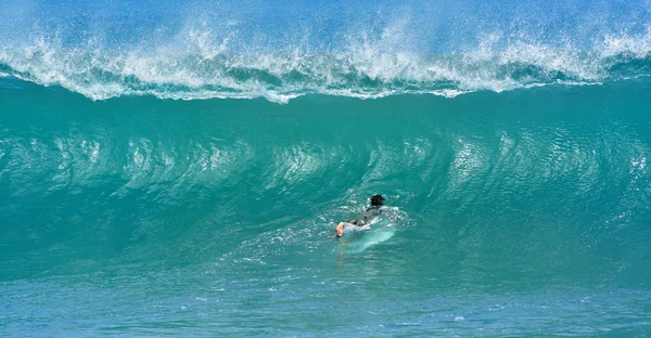 Grande onda quebrando e surfista — Fotografia de Stock