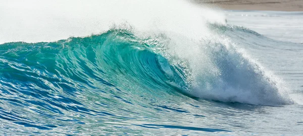 Grande onda quebrando na costa - fundo de verão — Fotografia de Stock