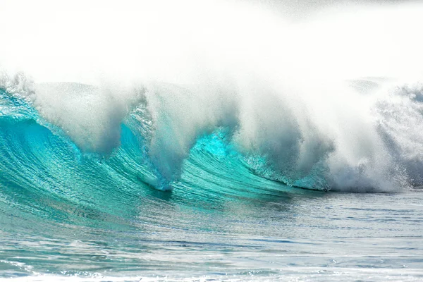 Büyük dalga kırılma ve sörfçü — Stok fotoğraf