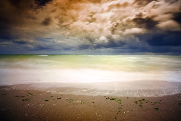 Paisaje marino en el día nublado de verano - imagen de larga exposición —  Fotos de Stock