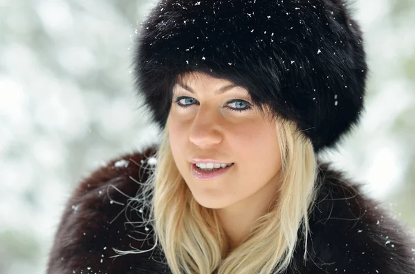 Ganska leende kvinna porträtt utomhus på vintern — Stockfoto