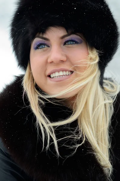 Mujer bonita retrato al aire libre —  Fotos de Stock