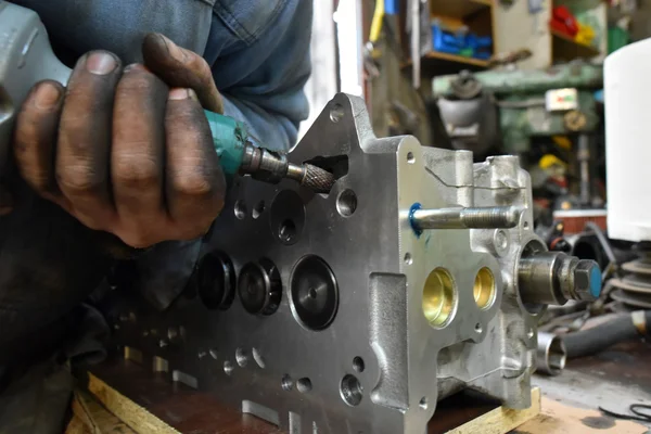 Mechaniker repariert Auto-Motor in der Garage — Stockfoto