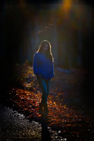 Genç bir kadın dışarıda yürüyor. — Stok fotoğraf