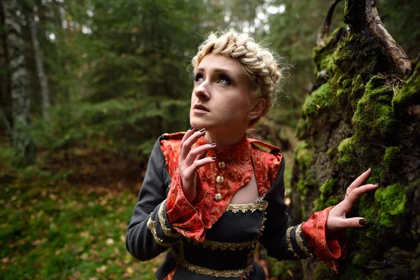 Vackra eleganta blonda kvinnan i höst skog — Stockfoto