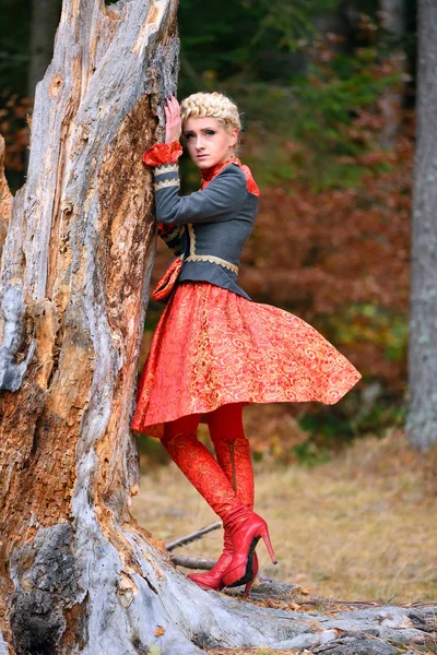 Hermosa mujer rubia elegante en el bosque de otoño — Foto de Stock