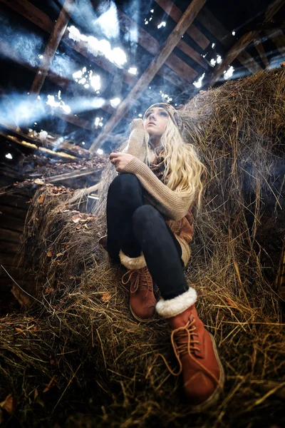 美丽的女人在稻草中休息 — 图库照片