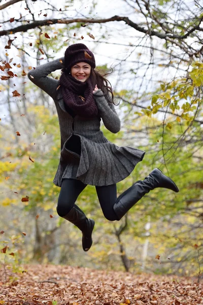 Молода усміхнена жінка на відкритому повітрі восени — стокове фото