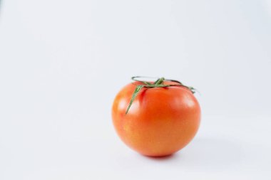 Beyaz arkaplanda domates izole edilmiş, yakın plan domates.