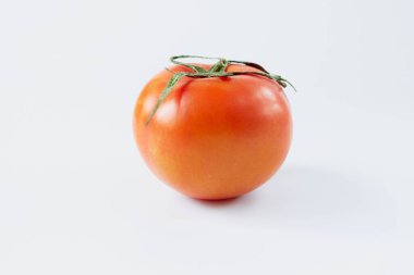 Beyaz arkaplanda domates izole edilmiş, yakın plan domates.