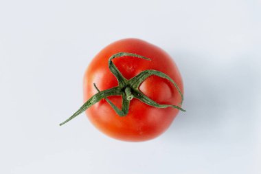 Yukarıdan beyaz arkaplan görünümünde domates izole