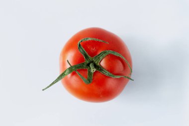 Yukarıdan beyaz arkaplan görünümünde domates izole