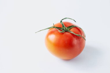Beyaz arkaplanda domates izole edilmiş, yakın plan domates.