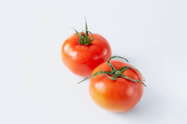 Beyaz arka planda izole edilmiş iki domates.