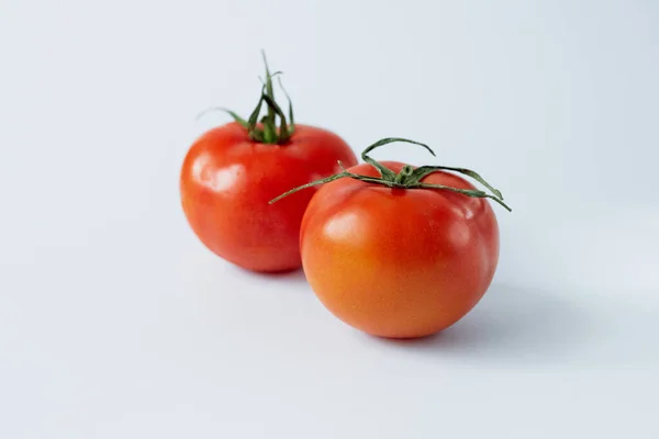 Dois tomates isolados sobre um fundo branco — Fotografia de Stock