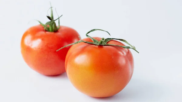 Dois tomates isolados sobre um fundo branco — Fotografia de Stock