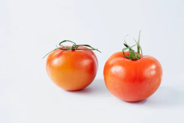 白い背景に隔離された2つのトマト — ストック写真