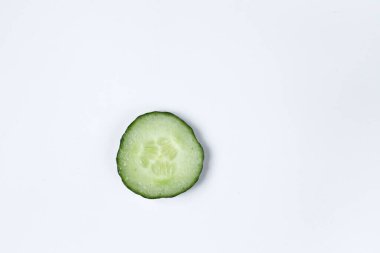 Beyaz arka planda salatalık, yakın planda izole edilmiş, beyaz arka planda izole edilmiş salatalık dilimleri.