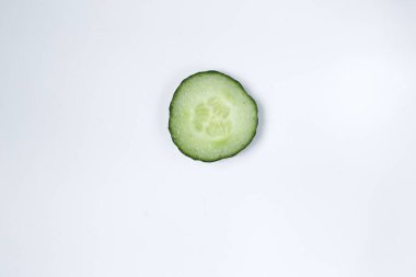 Beyaz arka planda salatalık, yakın planda izole edilmiş, beyaz arka planda izole edilmiş salatalık dilimleri.